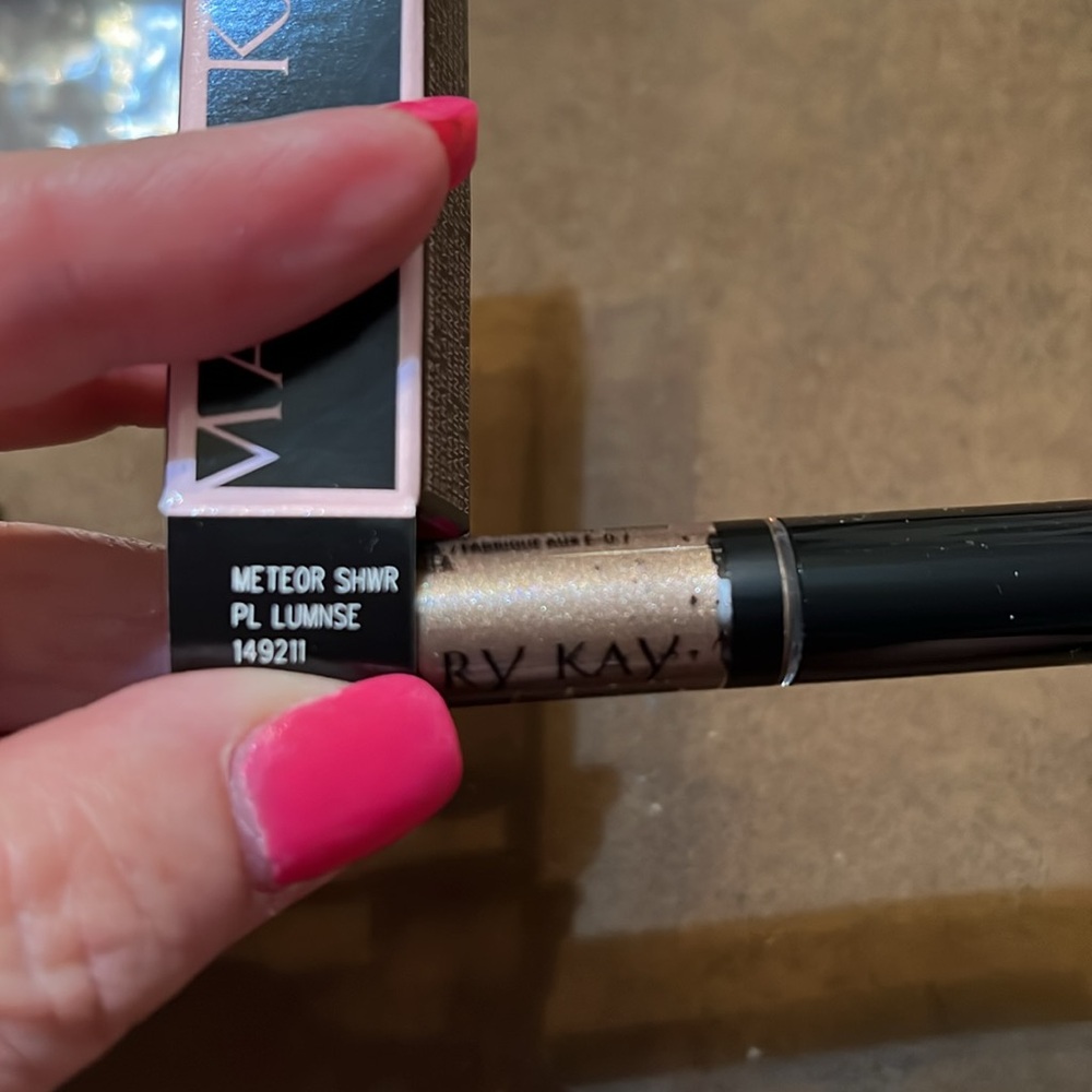 Mary Kay Liquid Eye Shadow-Light Beam - Picture 3 of 6